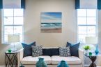 Obraz na płótnie przedstawiający wybrzeże morskie wiszący w niebiesko-białym salonie