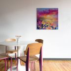 Obraz na płótnie autorstwa Scotta Naismitha przedstawiający kolorowy krajobraz powieszony nad stolikiem na białej ścianie