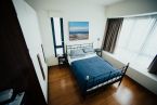 Obraz na płótnie zatytułowany Sunlit Sea wiszący w nowoczesnej sypialni nad łóżkiem