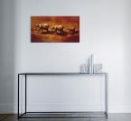 Obraz na płótnie przedstawiający słonie afrykańskie powieszony na białej ścianie w korytarzu nad stolikiem