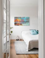 Obraz na płótnie z kolorowym pejzażem powieszony w sypialni nad łóżkiem