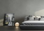 Obraz przedstawiający Nowy Jork postawiony w sypialni na podłodze obok łóżka i lampki nocnej