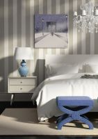 Obraz z Brooklyn Bridge powieszony na ścianie w paski nad łóżkiem w sypialni