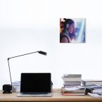 Obraz na płótnie z postacią Rey powieszony w biurze nad biurkiem z laptopem
