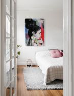 Obraz na płótnie autorstwa Loui Jover powieszony w sypialni nad łóżkiem