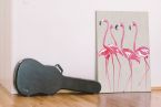 Obraz na płótnie autorstwa Summer Thornton postawiony na podłodze obok pokrowca na gitarę
