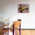 Canvas z Batgirl powieszony na białej ścianie w jadalni