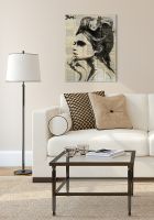 Obraz na płótnie Loui Jover powieszony w salonie nad białą sofą z brązowo-beżowymi poduszkami