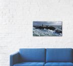 Canvas do salonu przedstawiający latarnie na morzu powieszony na białej ścianie z cegły nad niebieską kanapą