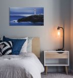 Canvas przedstawiający latarnię morską powieszony w nowoczesnej sypialni