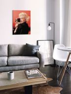 Obraz na płótnie przedstawiający Marylin Monroe z pieskiem powieszony na ścianie w salonie