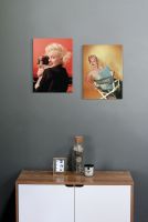 Canvasy z Marylin Monroe powieszone na szarej ścianie w pokoju