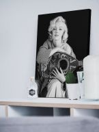 Obraz na płótnie przedstawiający Marylin Monroe z lutnią oparty o ścianę w pokoju młodzieżowym