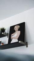 Canvas przedstawiający Marylin Monroe w bieli postawiony na czarnej półce w pokoju