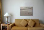 Canvas przedstawiający kompozycję z patyków w kształcie serca powieszony w salonie nad kanapą