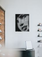 Obraz autorstwa Loui Jover o wymiarach 40x50 powieszony na białej ścianie