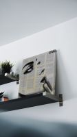 Obraz na płótnie autorstwa Loui Jover postawiony na półce w pokoju