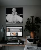 Aranżacja nowoczesnego wnętrza w którym wisi czarno-biały obraz z Marylin Monroe