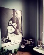 Plakat Ariana Grande Maska powieszony nad biurkiem