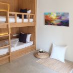 Canvas Marina namalowany przez Scotta Naismitha zawieszony w pokoju obok dwupiętrowych łóżek
