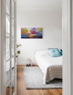 Obraz namalowany przez Scotta Naismitha pod tytułem Uig Clouds zawieszony w sypialni nad łóżkiem koło okna