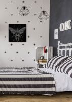 Obraz na płótnie Wasp powieszony w sypialni na biało-czarnej ścianie
