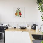 Obraz namalowany przez Sam Toft pod tytułem Love Shack w kuchni nad kuchennym blatem