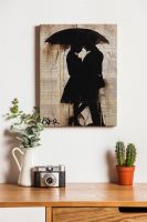 Obraz Rain Lovers autorstwa Loui Jover powieszony nad drewnianym stołem