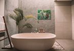 Obraz na płótnie artystki Shyama Ruffell pod tytułem Zielona dżungla zawieszony w łazience nad wanną