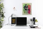 Canvas z filmu Dr. No z Jamesem Bondem powieszony w młodzieżowym pokoju nad biurkiem z laptopem