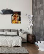 Canvas zatytułowany Blondie Heart of Glass powieszony w nowoczesnej sypialni nad łóżkiem