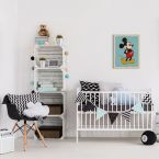 Canvas Myszka Mickey Retro zawieszony w pokoju dziecięcym nad łóżeczkiem