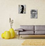 Canvas Loui Jover Butterflies powieszony nad szarą kanapą