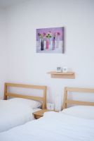 Obraz namalowany przez Howard Shooter pod nazwą Kwiaty w butelkach w sypialni nad łóżkiem