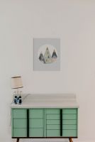 Canvas Trójkątne góry powieszony w pokoju nad zieloną szafką z nocną lampką