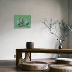 Obraz na płótnie namalowany przez Louise Brown ukazujący Trzy Gąski w salonie nad drewnianym stołem