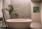 Obraz na płótnie malarki Shyama Ruffell zatytułowany Kaktusowa dżungla zawieszony na płytkach w łazience obok wanny