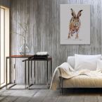 Obraz na płótnie z biegnącym królikiem powieszony na szarej ścianie w pokoju nad białą kanapą