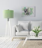 Obraz na płótnie z rodziną leniwców powieszony w salonie nad białą kanapą obok zielonej lampy