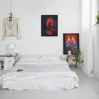 Obraz Doorway z drugiego sezonu serialu Stranger Things powieszony w pokoju na łóżkiem obok obrazu z postaciami serialu