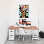 Obraz z kolażem kobiety powieszony w pokoju nad biurkiem z laptopem