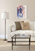 Obraz z kolorowym lwem powieszony w salonie obok lampy nad białą kanapą z poduszkami