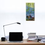 Canvas wykonany przez Sam Toft pod tytułem Spring zawieszony w pokoju ucznia nad biurkiem z książkami i laptopem