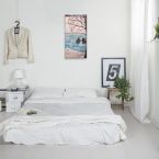 Canvas malarki Sam Toft pod tytułem Winter zawieszony w sypialni nad niskim łóżkiem