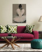 Obraz Hazel Bowman o nazwie Angel Wings powieszony nad kanapą w kolorze fuksji