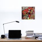 Obraz na płótnie z Flashem powieszony nad biurkiem drewnianym