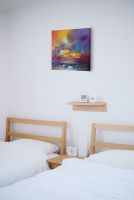 Obraz na płótnie namalowany przez Scotta Naismitha zatytułowany Warmth Emanates powieszony w sypialni nad łóżkiem