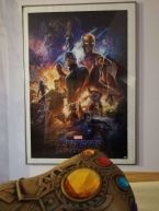Poster z filmu Avengers: Endgame oprawiony w szarą ramkę i powieszony na ścianie