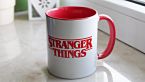 Biały kubek z logo serialu Stranger Things z czerwonym wypełnieniem