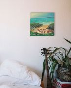 Obraz z widokiem na wybrzeże zwieszony w sypialni nad łóżkiem, gitarą i kwiatkiem
